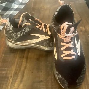 Women's Brooks Levitate Size 10